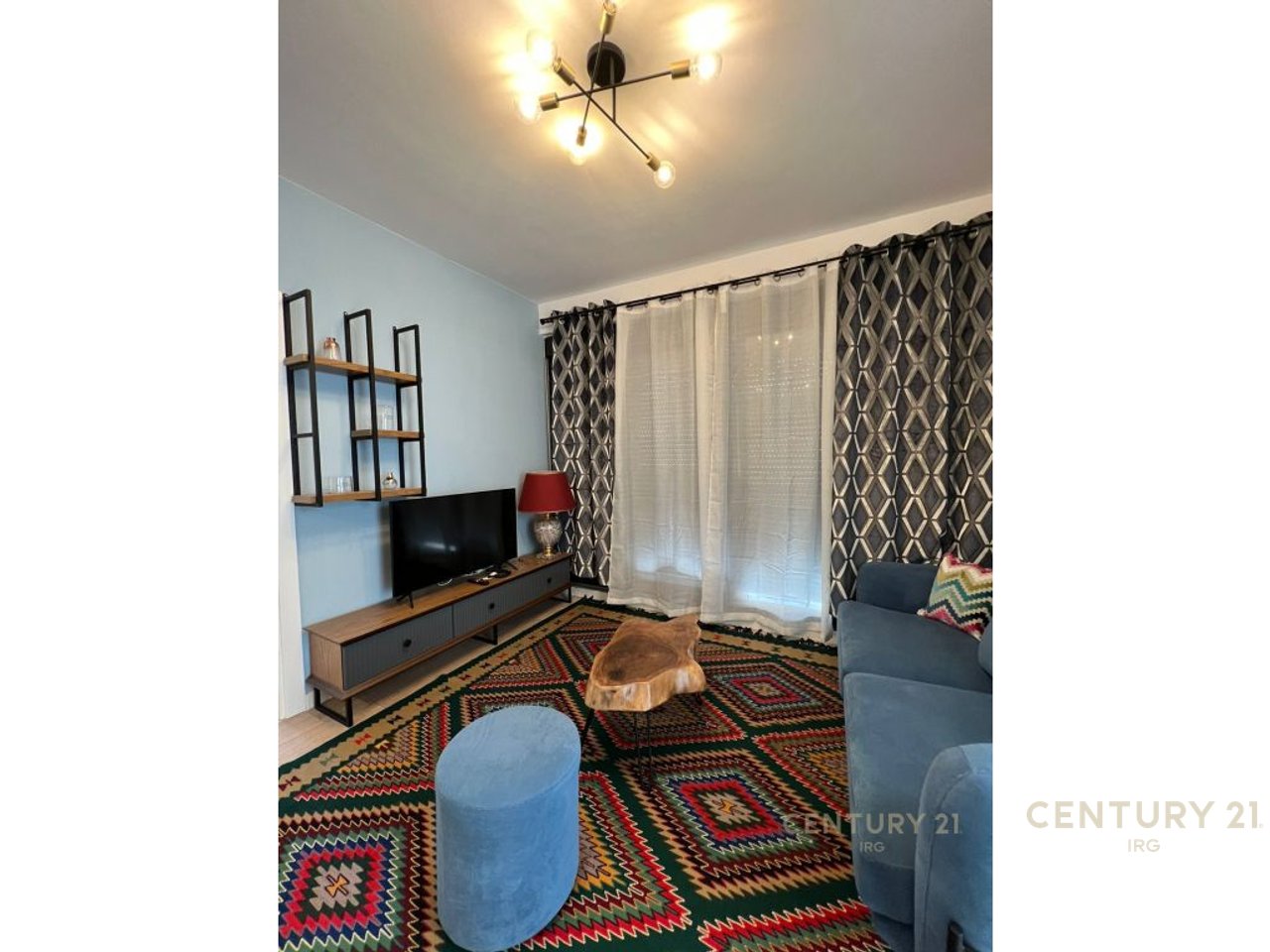 Jepet me qira apartament 2+1 prane Pazarit te Ri!