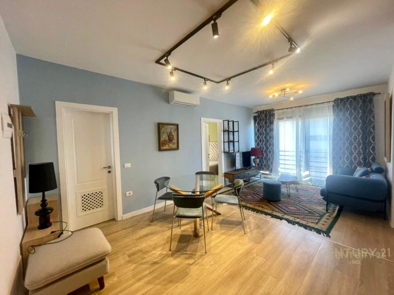 Jepet me qira apartament 2+1 prane Pazarit te Ri!