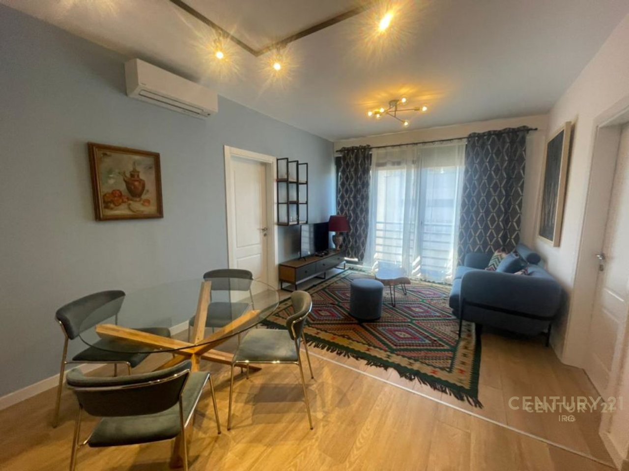 Jepet me qira apartament 2+1 prane Pazarit te Ri!