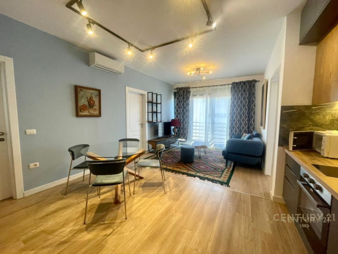 Jepet me qira apartament 2+1 prane Pazarit te Ri!