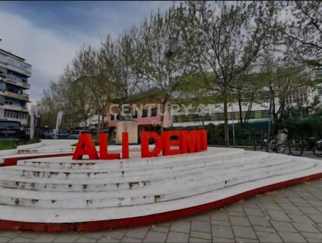 Shitet ambient komercial ne Bulevardin Bajram Curri, prane shkolles 1 Maji