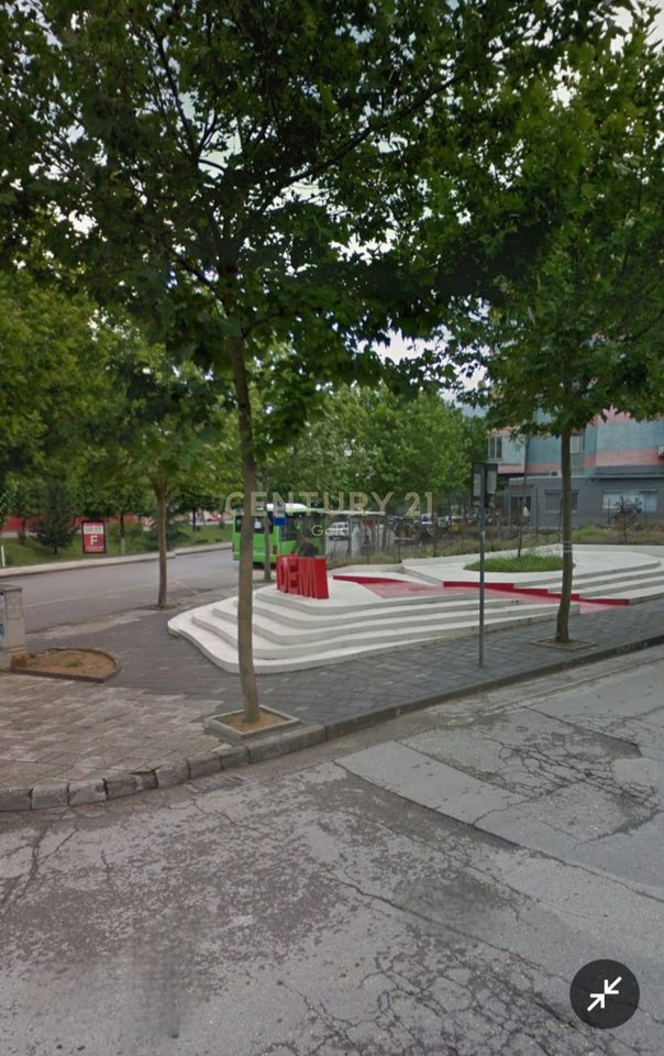 Shitet ambient komercial ne Bulevardin Bajram Curri, prane shkolles 1 Maji