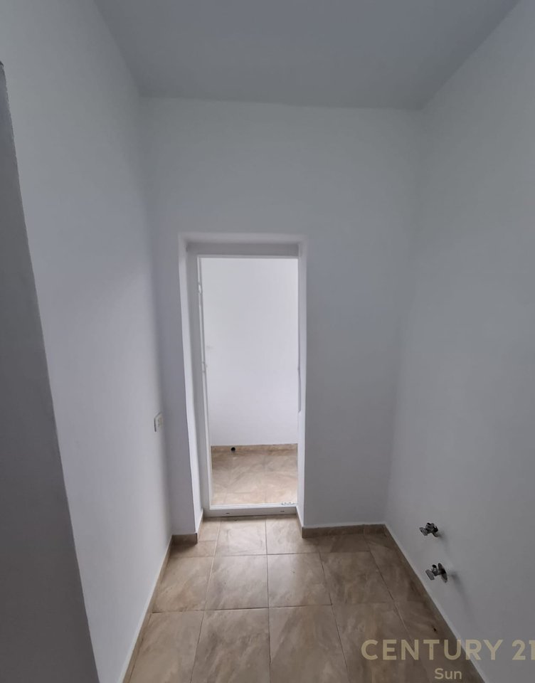 Appartamento 1+1+balcone in vendita in Via Kavaja vicino ad Auto Kadiu 129.000 € !!!