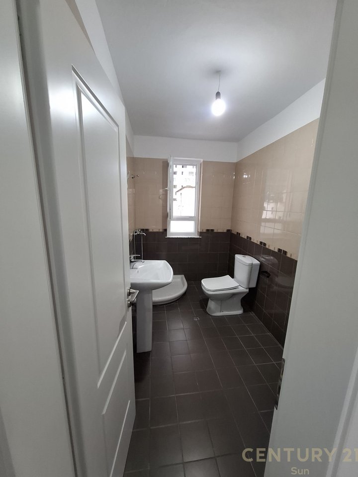 Appartamento 1+1+balcone in vendita in Via Kavaja vicino ad Auto Kadiu 129.000 € !!!