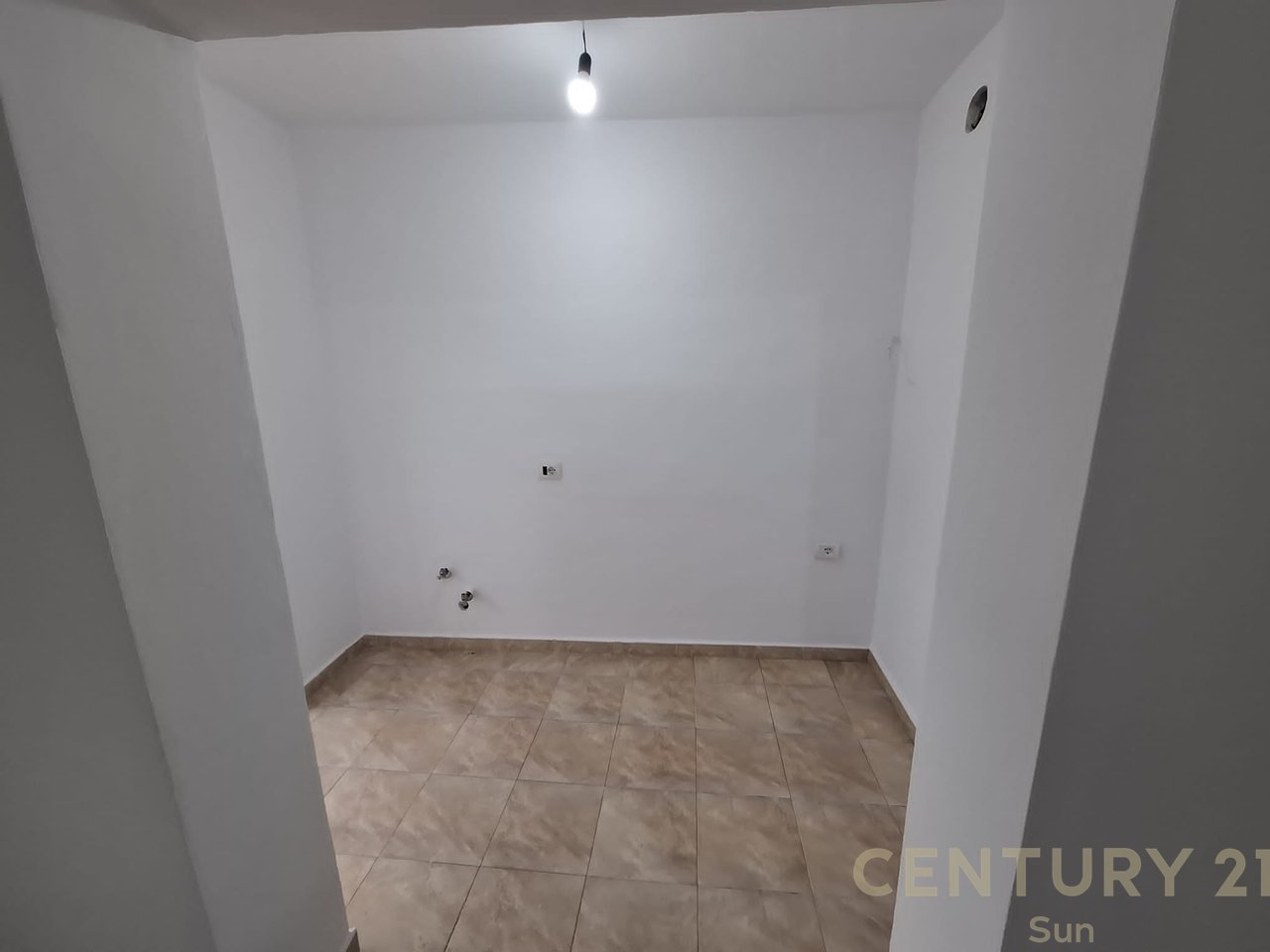 Appartamento 1+1+balcone in vendita in Via Kavaja vicino ad Auto Kadiu 129.000 € !!!