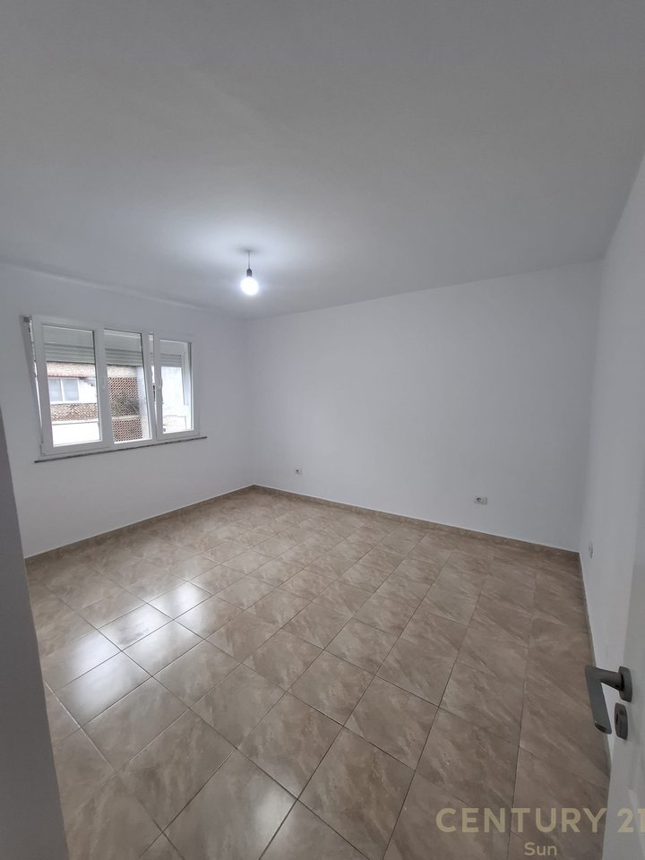Appartamento 1+1+balcone in vendita in Via Kavaja vicino ad Auto Kadiu 129.000 € !!!