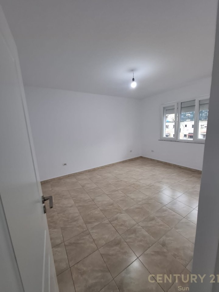 Appartamento 1+1+balcone in vendita in Via Kavaja vicino ad Auto Kadiu 129.000 € !!!