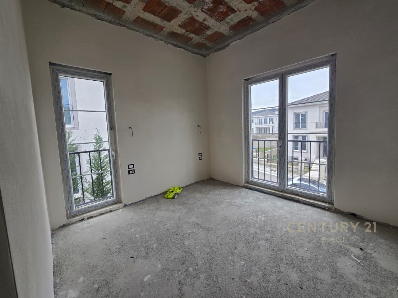 Shesim Vile tek Rolling Hills Residence