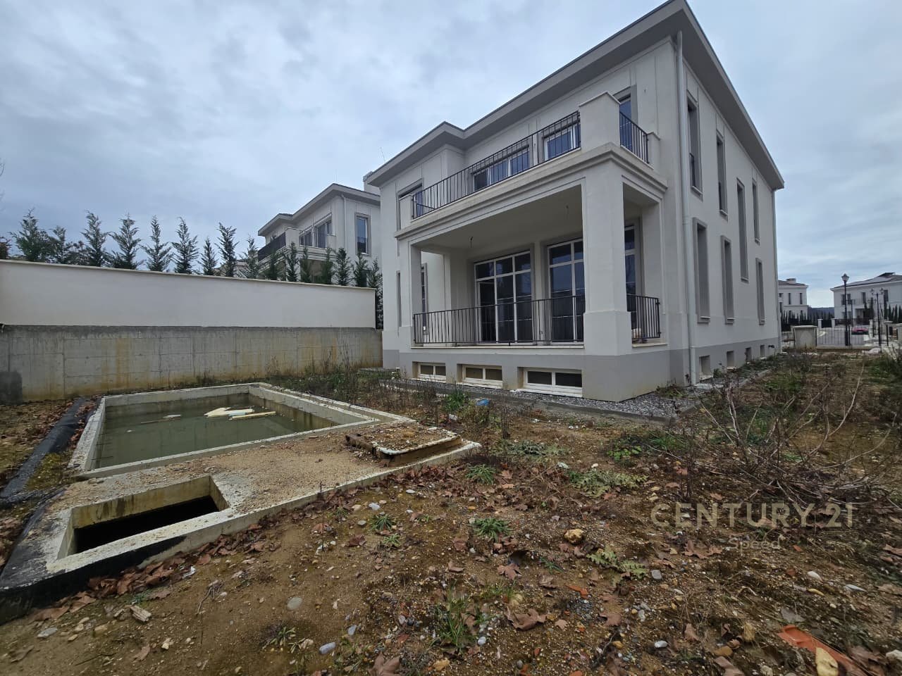 Shesim Vile tek Rolling Hills Residence