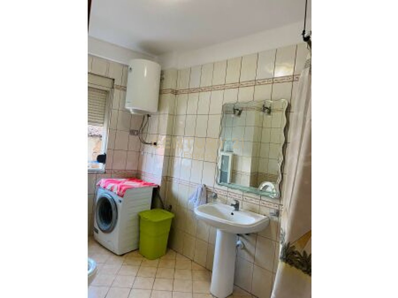 JAPIM ME QIRA APARTAMENT 1+1+STUDIO NE RRUGEN E DURRESIT !