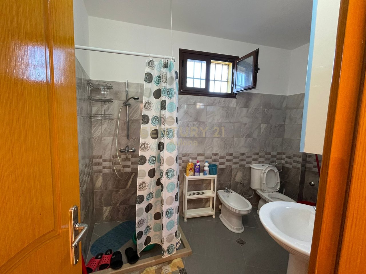 APARTAMENT ME QIRA NE QENDER TE VLORES