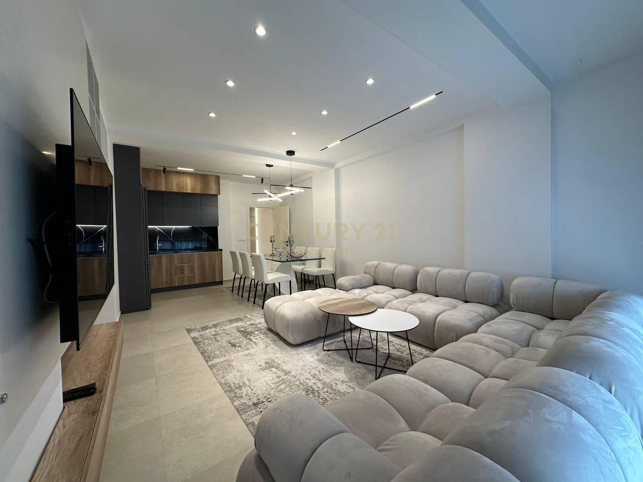 JAPIM PER QIRA APARTAMENT 2+1 NE UNAZE TE RE!