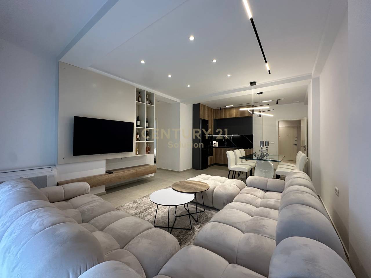 JAPIM PER QIRA APARTAMENT 2+1 NE UNAZE TE RE!