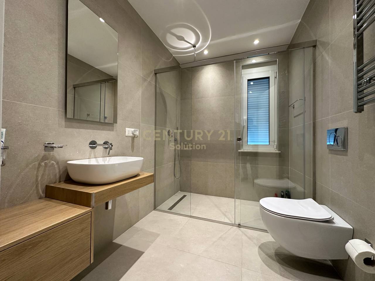 JAPIM PER QIRA APARTAMENT 2+1 NE UNAZE TE RE!