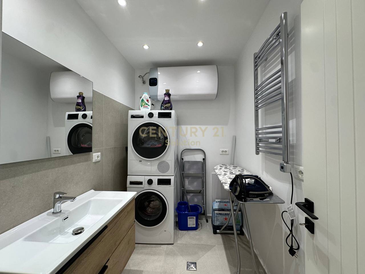 JAPIM PER QIRA APARTAMENT 2+1 NE UNAZE TE RE!