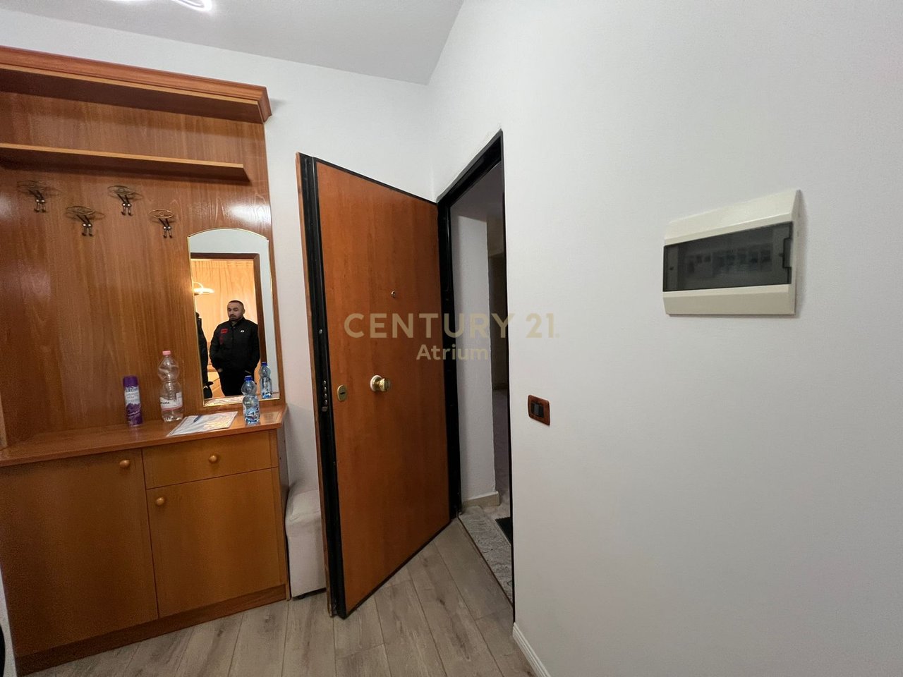 JEPET ME QIRA APARTAMENTI 1+1 TEK ISH EKSPOZITA!