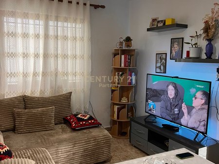 SHITET SHTËPI PRIVATE 1+1 ME AMBIENT KOMERCIAL TEK TRESHI