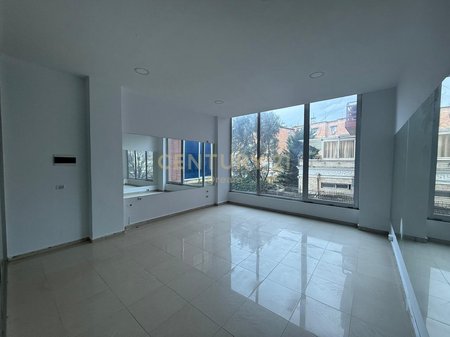 SHITET AMBIENT KOMERCIAL NE XHAMLLIK !!!