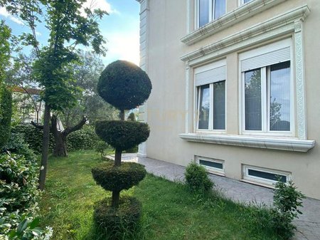 Jepet Vile me Qira - Kompleksi White House TEG