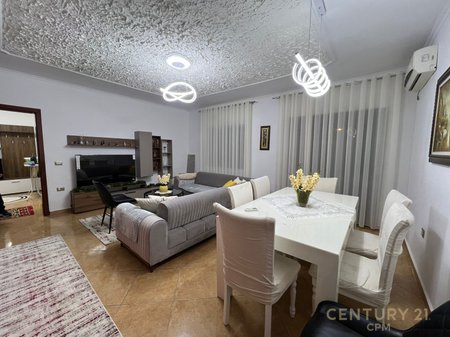 Un appartamento 2+1 con cortile è in affitto nella zona di Don Bosko, vicino all'Astir Bar, una delle aree più ricercate e accessibili di Tirana.