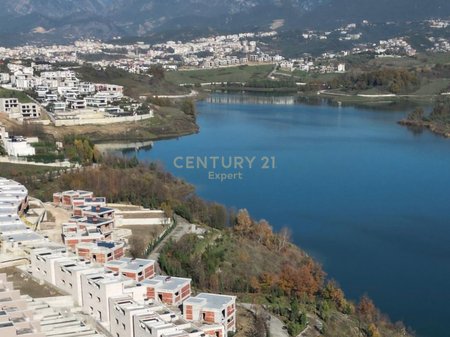 VILE ME PISHINE PER SHITJE NE SWAN LAKE RESIDENCES !