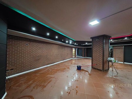 Ofrohet ambient komercial pranë Shkollës së Baletit, në Njësinë Bashkiake Nr. 2, me sipërfaqe totale 190 m²