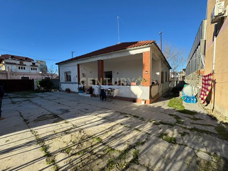 📍 Construction land for sale 495 m² with existing house – Shkozet