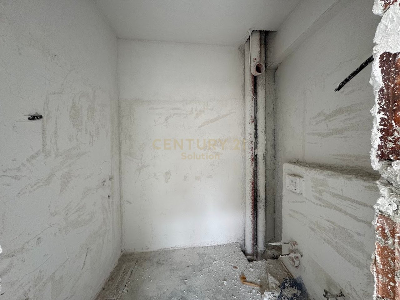 2+1+2 APARTMENT FOR SALE NEAR PORCELAIN!