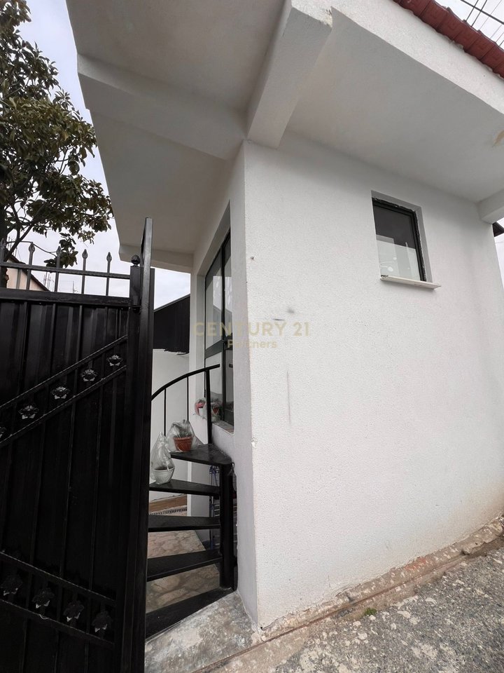 SHITET SHTËPI PRIVATE 1+1 ME AMBIENT KOMERCIAL TEK TRESHI