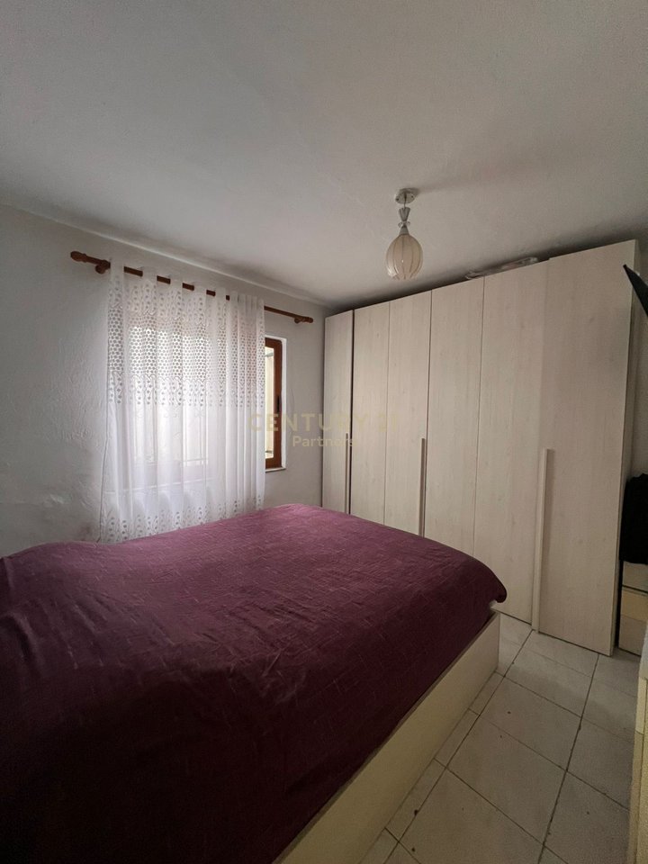 SHITET SHTËPI PRIVATE 1+1 ME AMBIENT KOMERCIAL TEK TRESHI