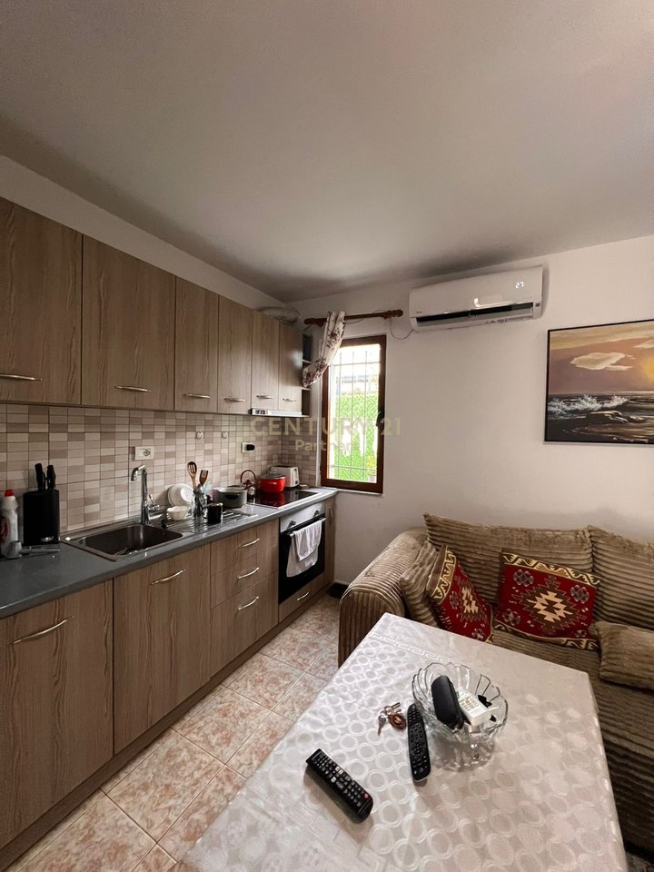 SHITET SHTËPI PRIVATE 1+1 ME AMBIENT KOMERCIAL TEK TRESHI