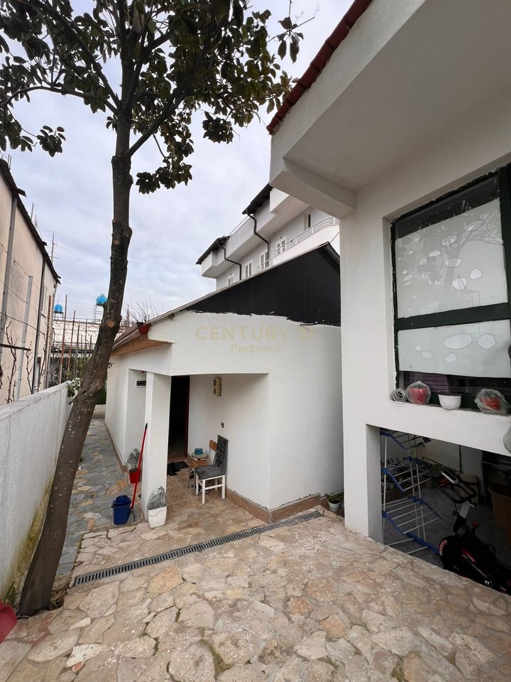 SHITET SHTËPI PRIVATE 1+1 ME AMBIENT KOMERCIAL TEK TRESHI