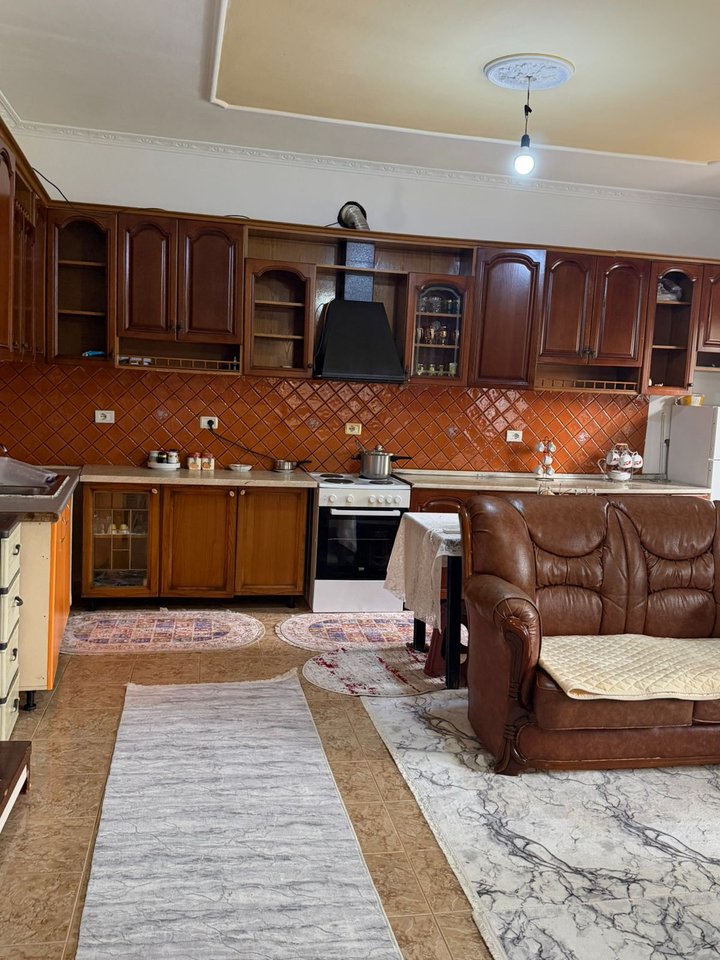 Vilë 6+2 Me Qira në Allias, Tiranë - 3500€ | 220 m²