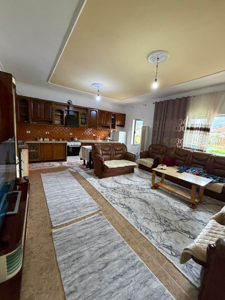 Vilë 6+2 Me Qira në Allias, Tiranë - 3500€ | 220 m²