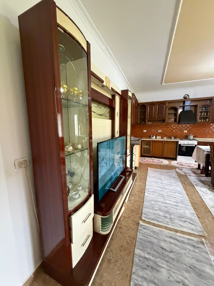 Vilë 6+2 Me Qira në Allias, Tiranë - 3500€ | 220 m²