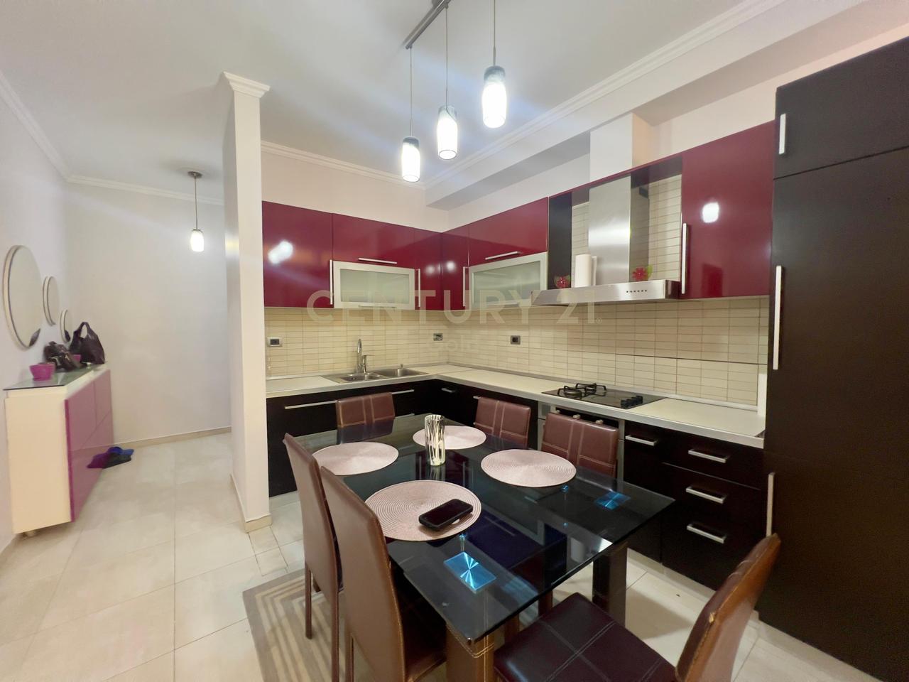 Japim me qira apartament 2+1+2 – prane mbikalimit te Kristal Center!