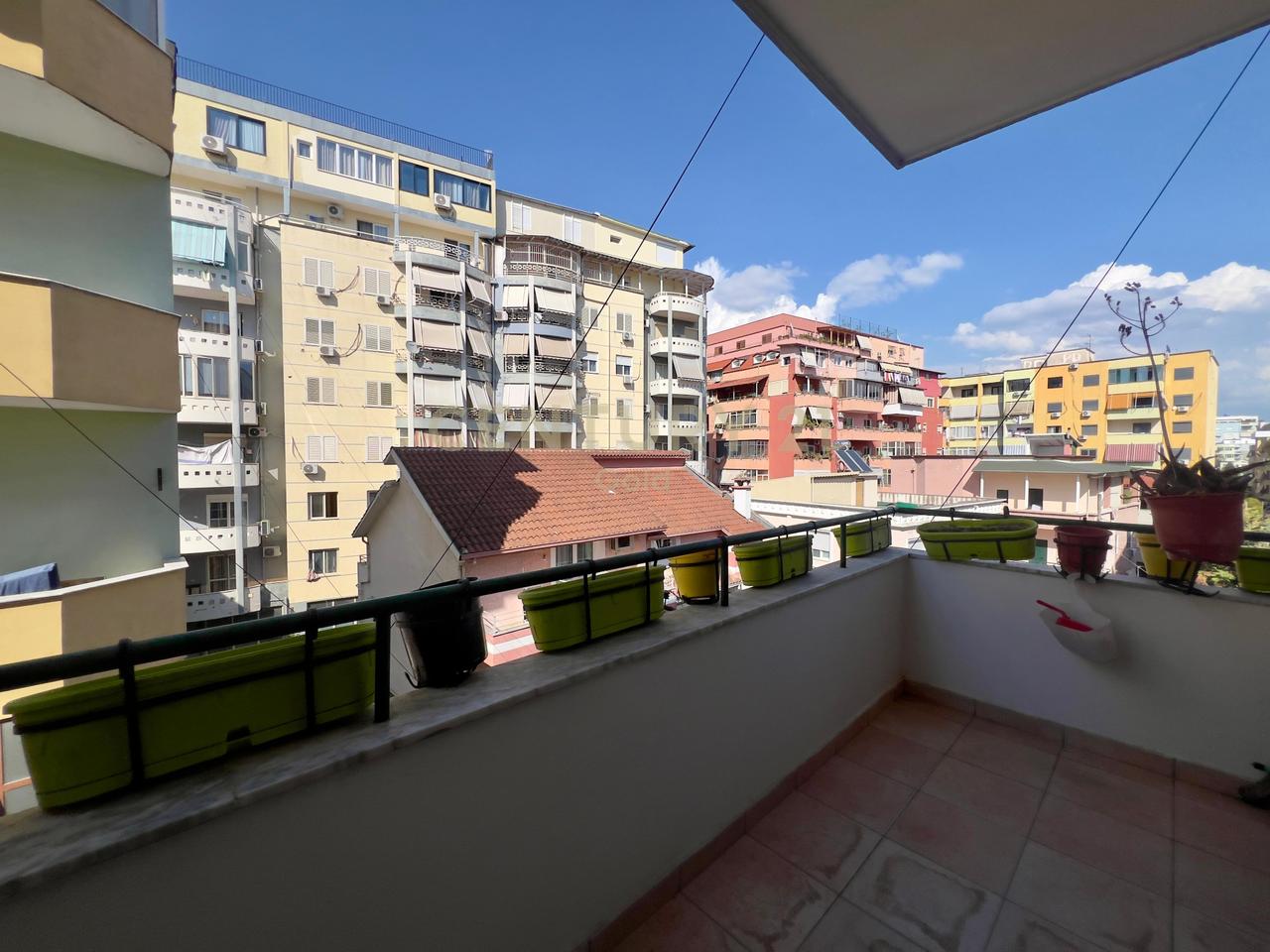 Japim me qira apartament 2+1+2 – prane mbikalimit te Kristal Center!