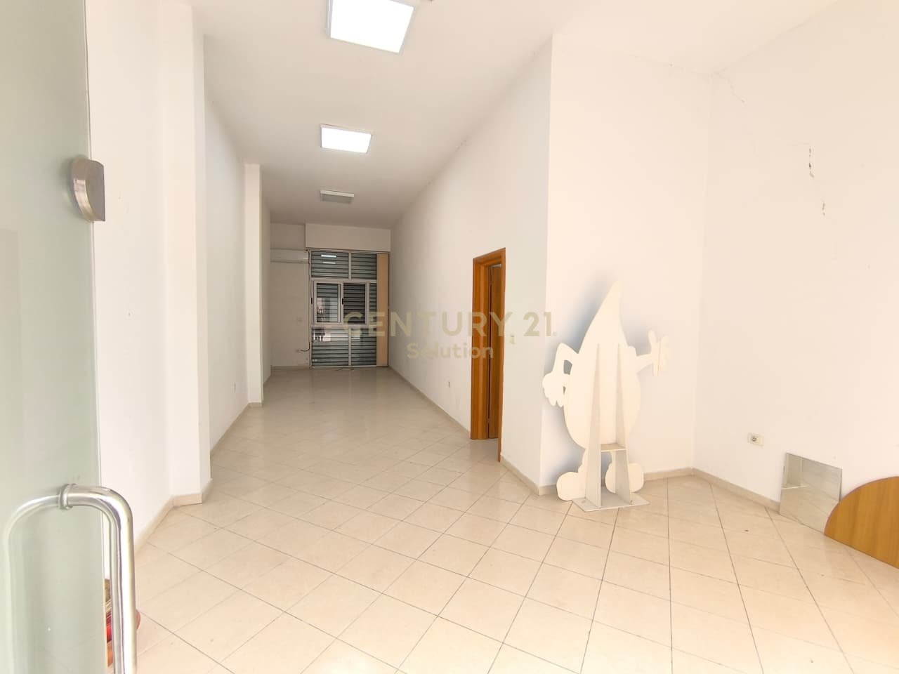 BUSINESS UNIT WITH AN AREA OF 47 M2 IN SIRI KODRA!