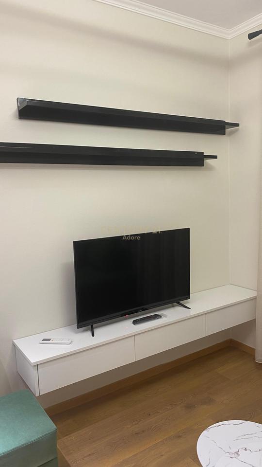 Jepet me qira apartament 1+1 tek Shkolla e Kuqe!