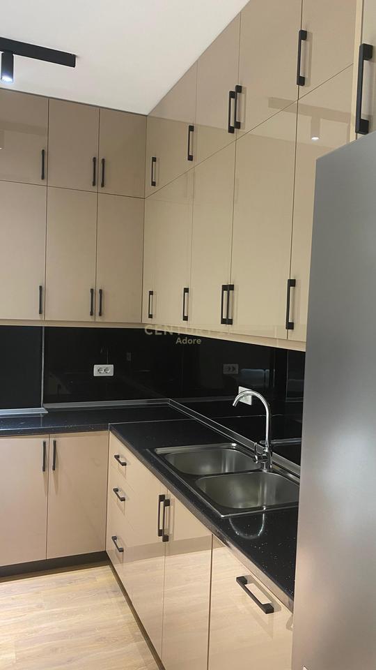 Jepet me qira apartament 1+1 tek Shkolla e Kuqe!