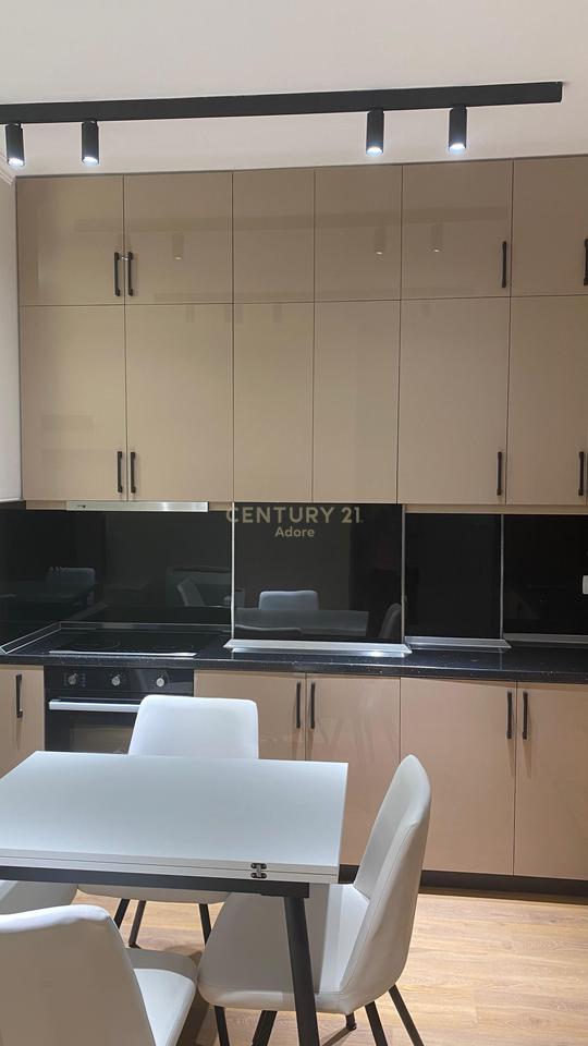 Jepet me qira apartament 1+1 tek Shkolla e Kuqe!