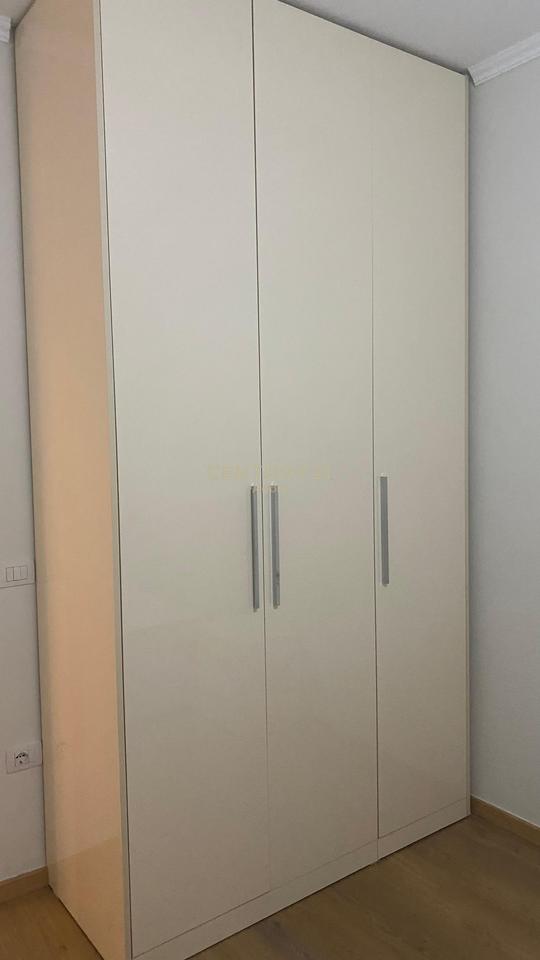 Jepet me qira apartament 1+1 tek Shkolla e Kuqe!