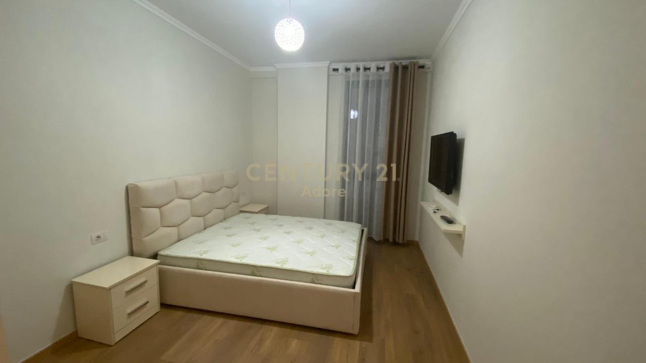 Jepet me qira apartament 1+1 tek Shkolla e Kuqe!