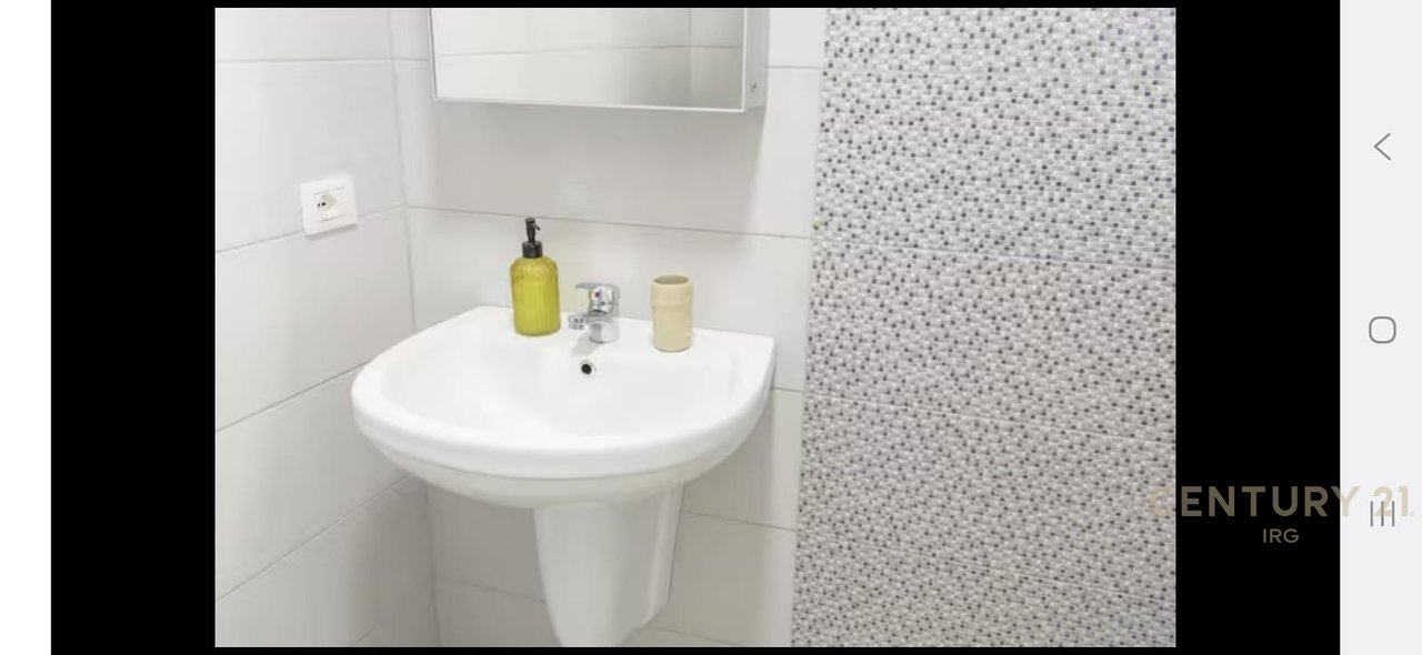 Jepet me qira apartament 2+1 prane Pazarit te Ri!