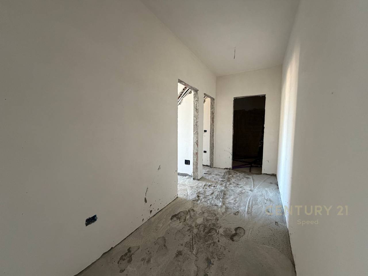 Shesim apartament 3+1+2 ne Paskuqan, prane Bulevardit te Ri!