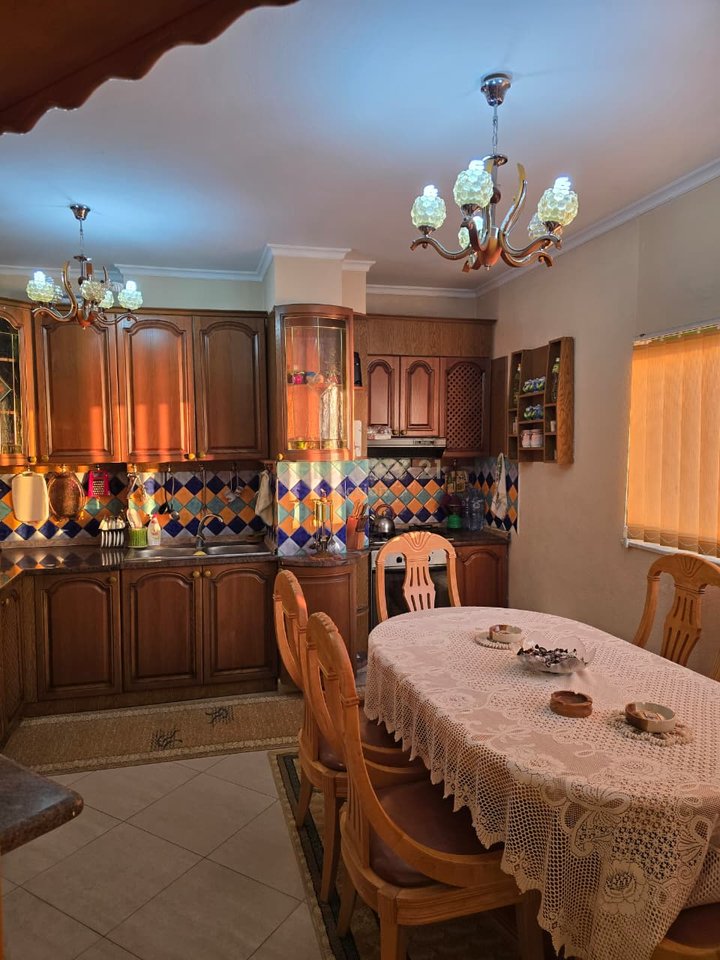 Shitet Apartament 3+1 me pamje  nga deti !