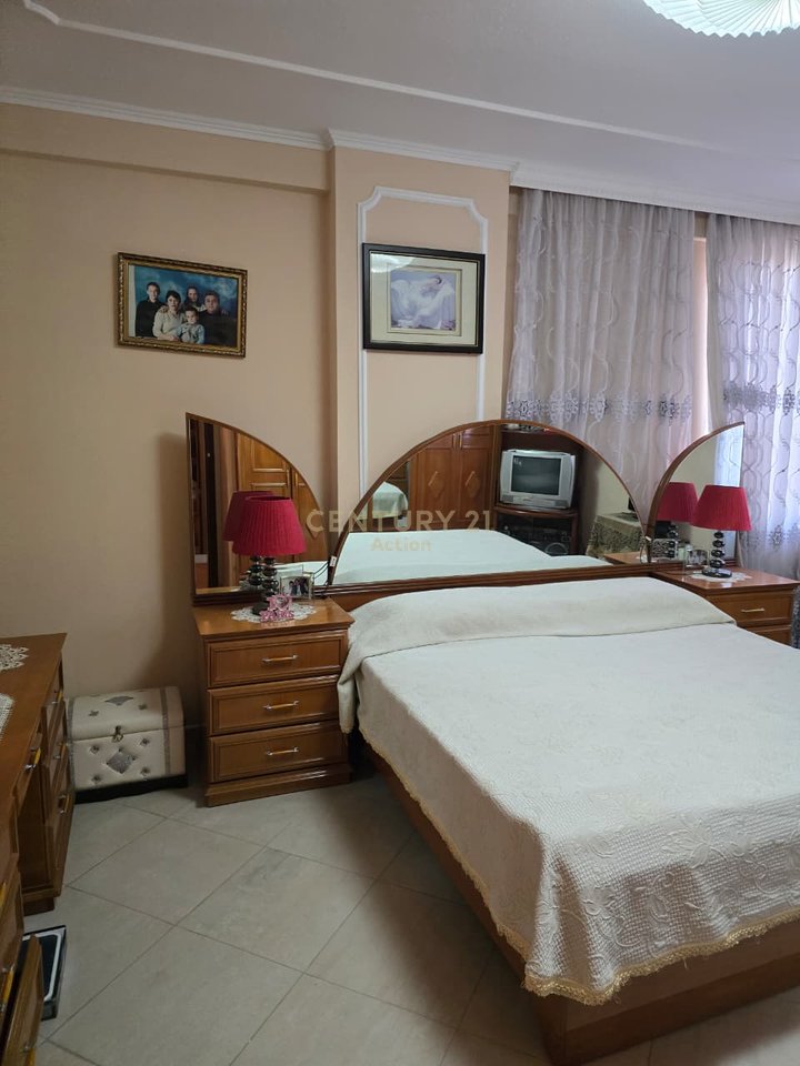 Shitet Apartament 3+1 me pamje  nga deti !