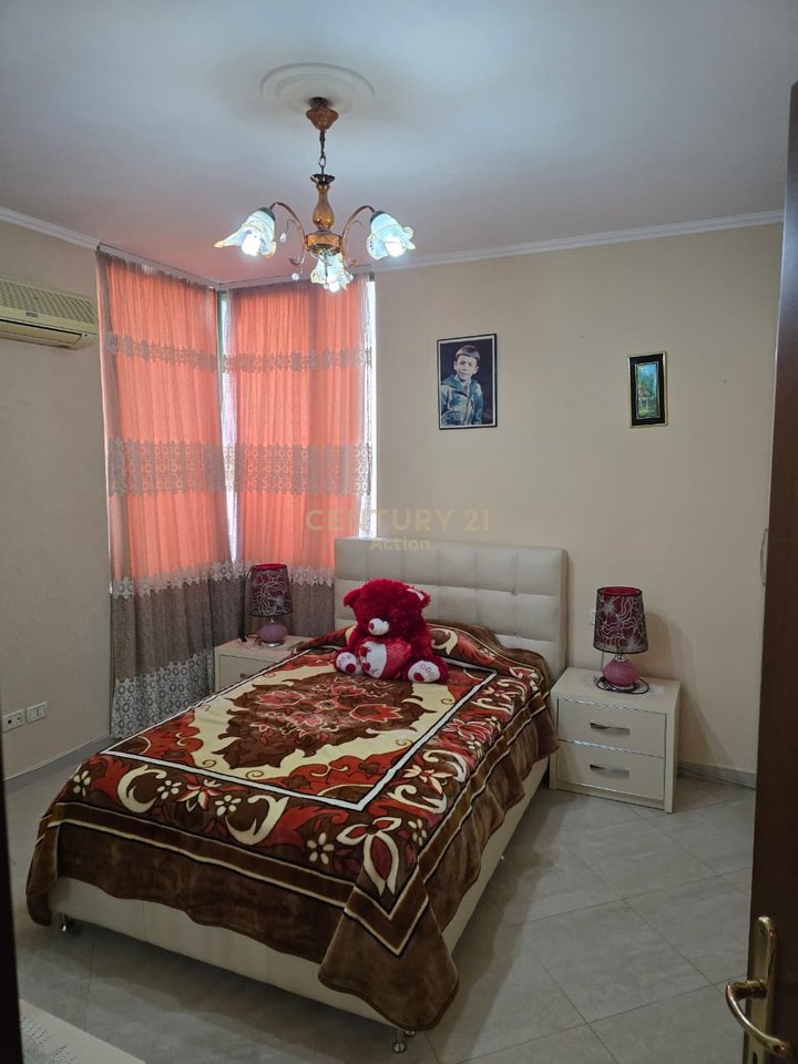 Shitet Apartament 3+1 me pamje  nga deti !
