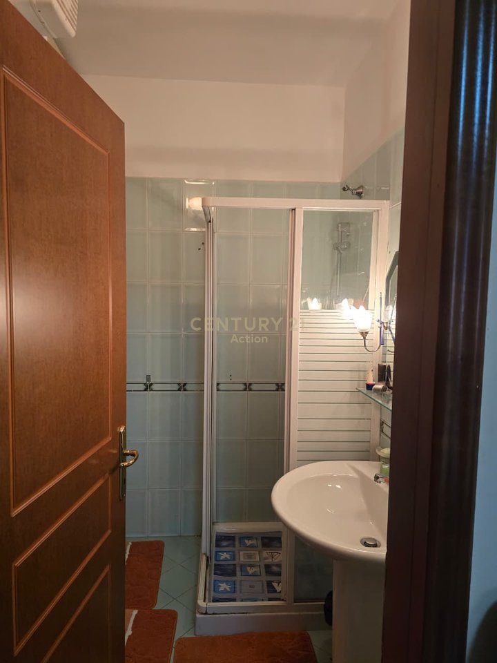 Shitet Apartament 3+1 me pamje  nga deti !