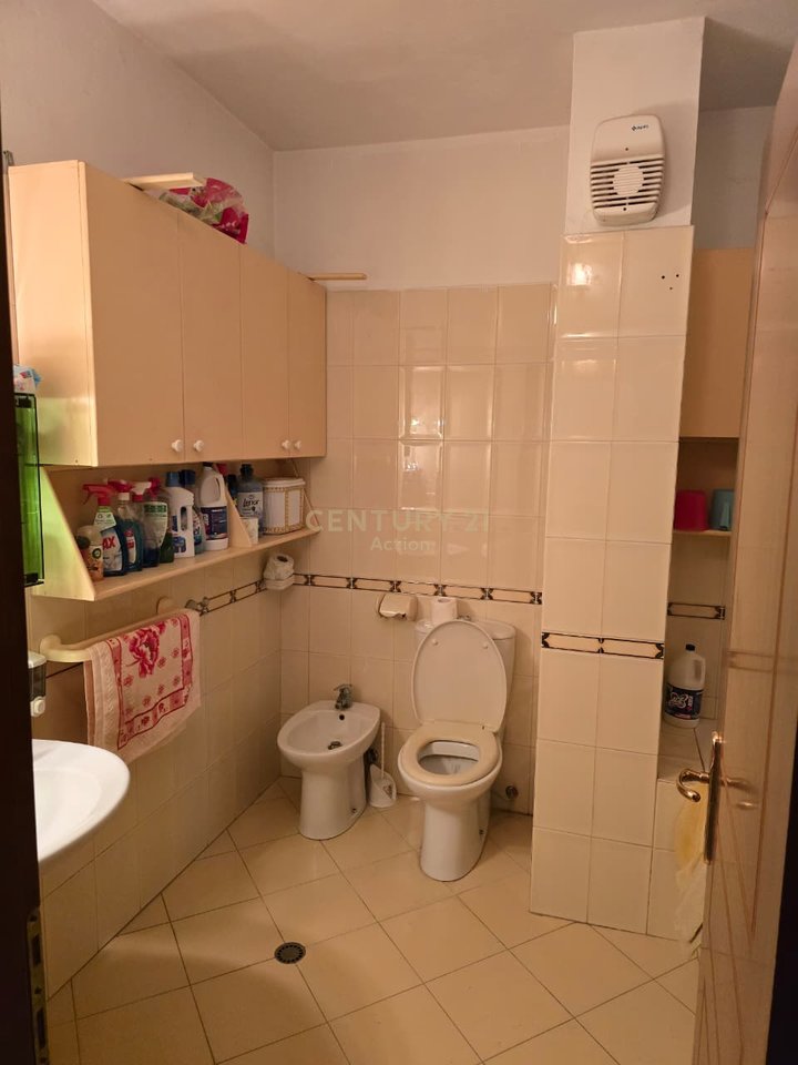 Shitet Apartament 3+1 me pamje  nga deti !